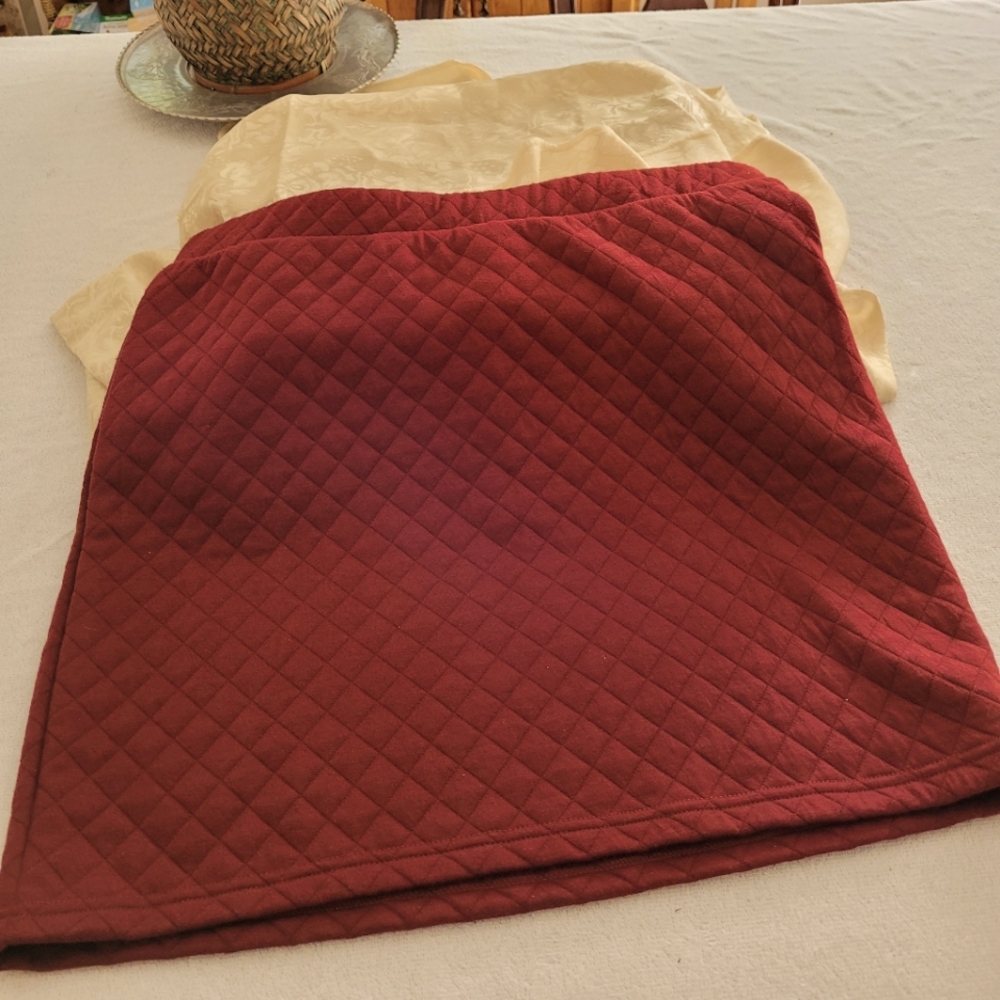 Short skirt in quilted Cabernet